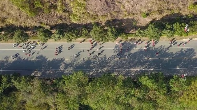 1月6日，健身愛好者在徒步活動(dòng)中（無人機(jī)照片）。新華社記者 黃國保攝
