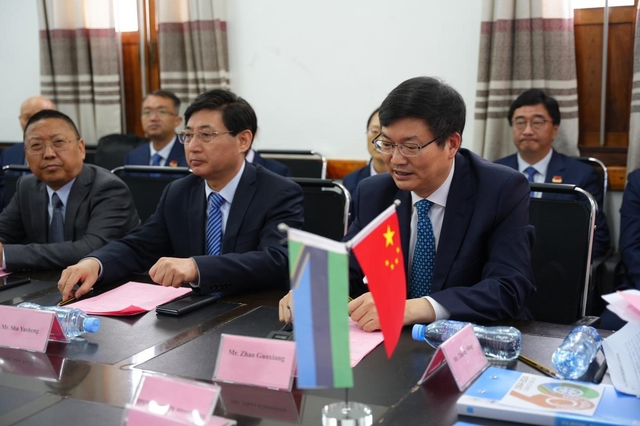 揚(yáng)州市衛(wèi)健委黨委書(shū)記趙國(guó)祥在衛(wèi)生部捐贈(zèng)儀式上發(fā)言。中國(guó)援桑醫(yī)療隊(duì)供圖