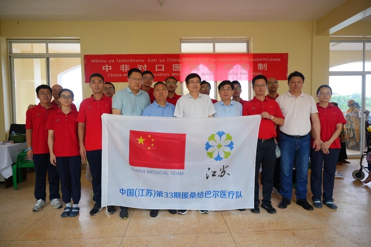 揚(yáng)州市衛(wèi)健系統(tǒng)代表團(tuán)和醫(yī)療隊(duì)在義診現(xiàn)場(chǎng)合影。中國(guó)援桑醫(yī)療隊(duì)供圖