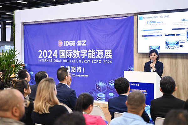 當(dāng)?shù)貢r(shí)間4月26日，深圳市發(fā)展和改革委員會(huì)主任郭子平在巴西圣保羅國(guó)際工程機(jī)械及礦山機(jī)械展上，對(duì)將于今年下半年在深圳市舉辦的2024國(guó)際數(shù)字能源展進(jìn)行了專題推介。 2024國(guó)際數(shù)字能源展組委會(huì)供圖