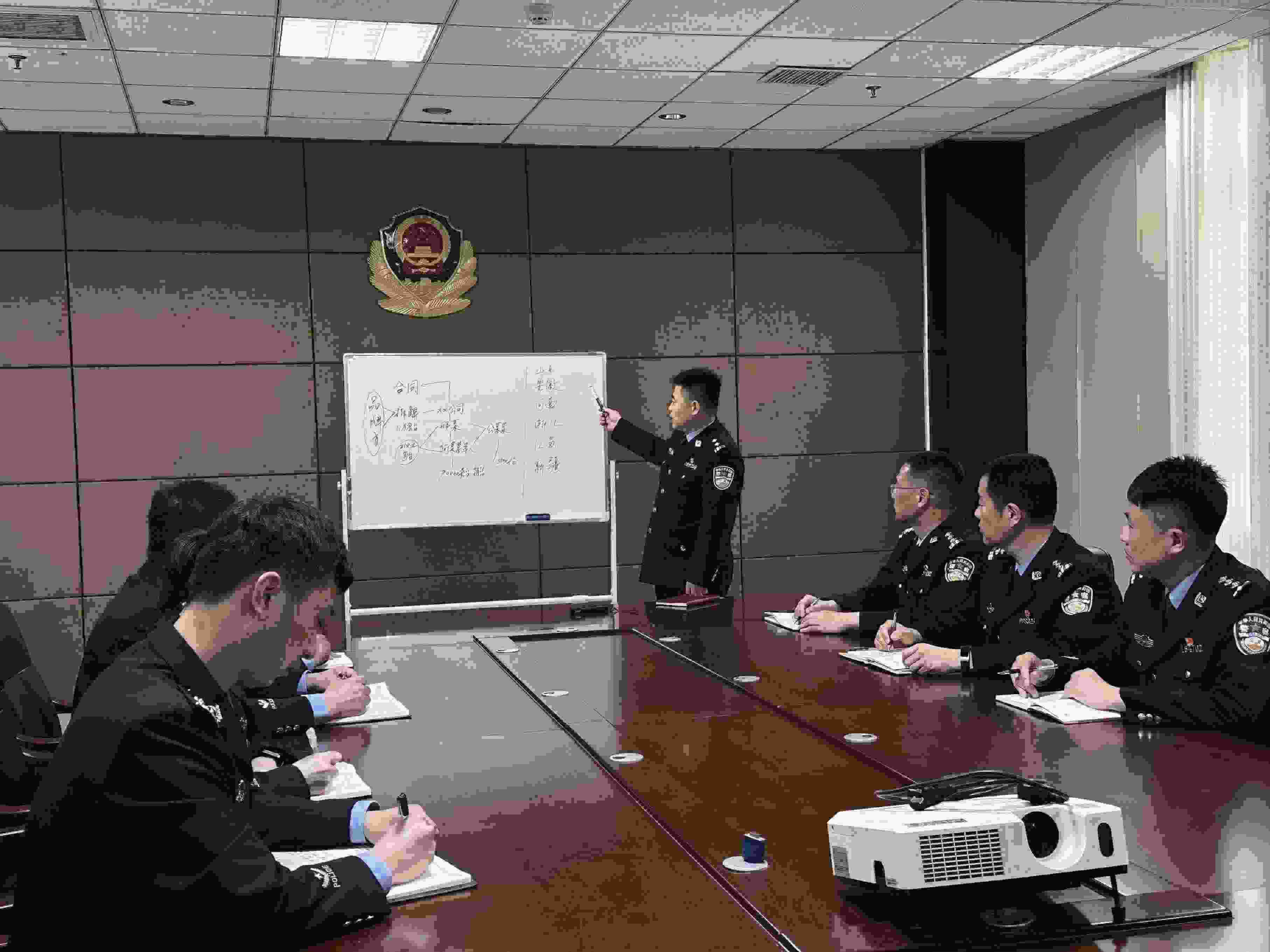 專案組辦案民警介紹案情。人民網(wǎng)記者 郝萍攝