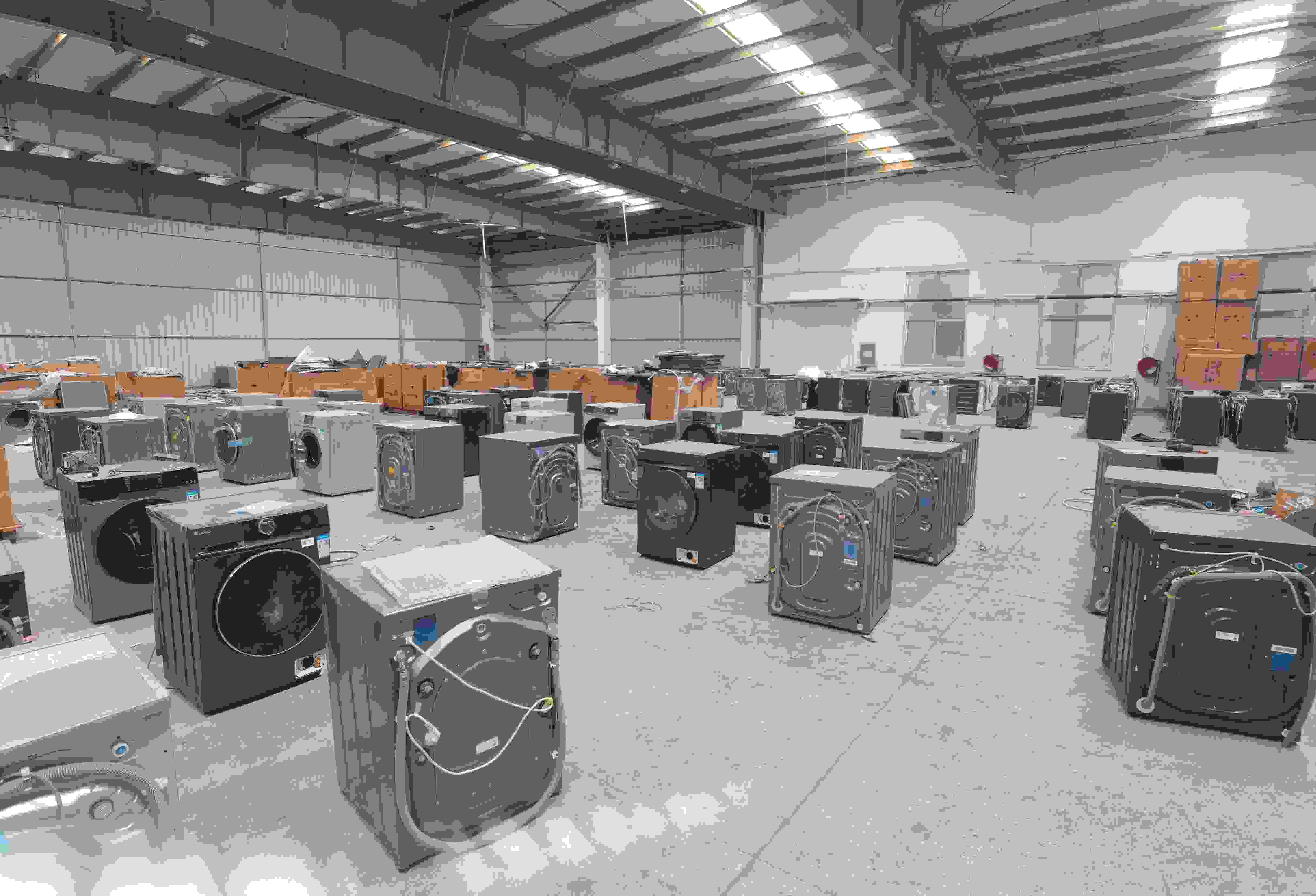 專案組民警查扣涉案場所及假冒知名品牌洗衣機(jī)。巨野警方供圖