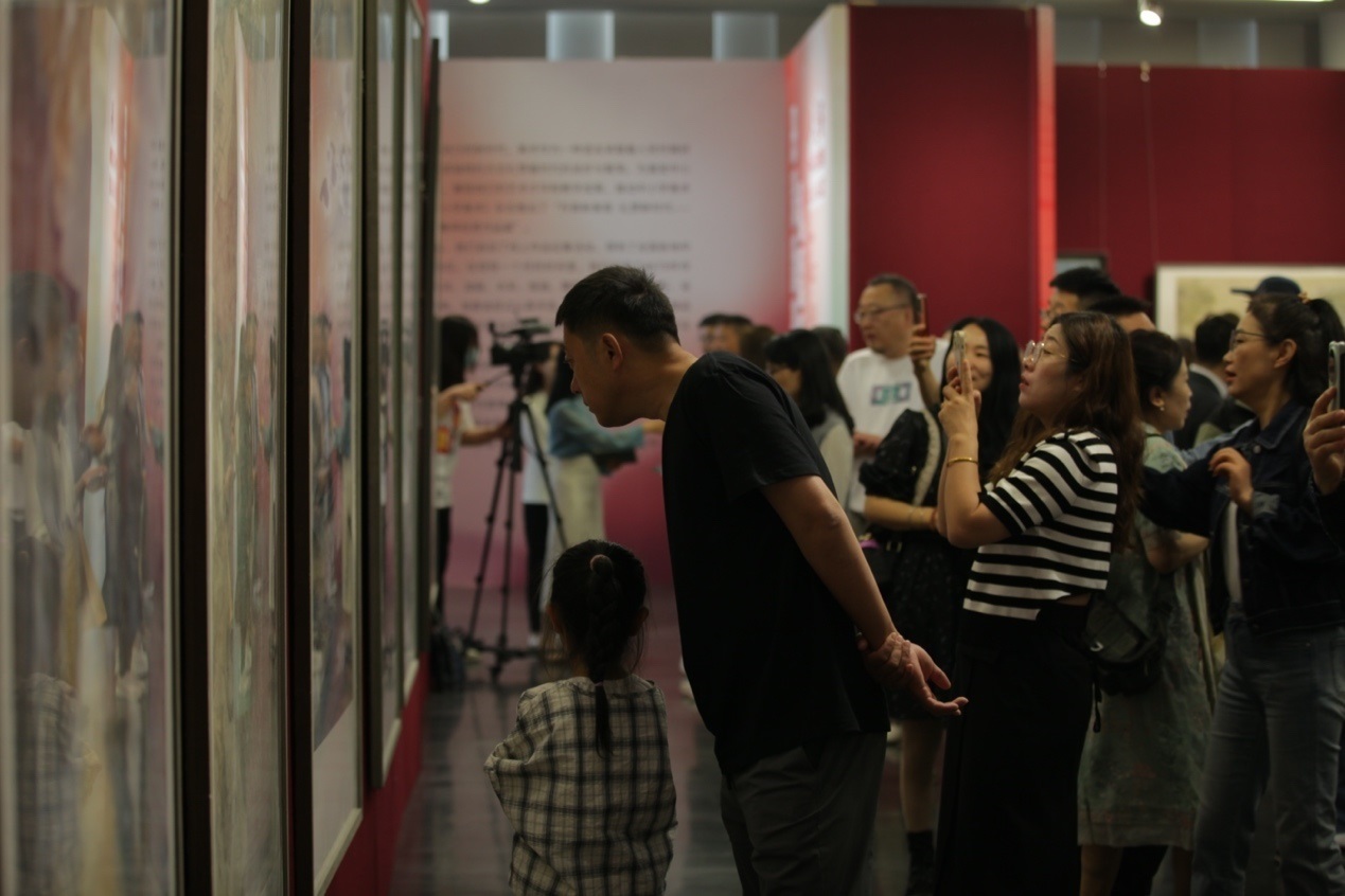 嘉賓及教研員、教師代表參觀展覽。主辦方供圖