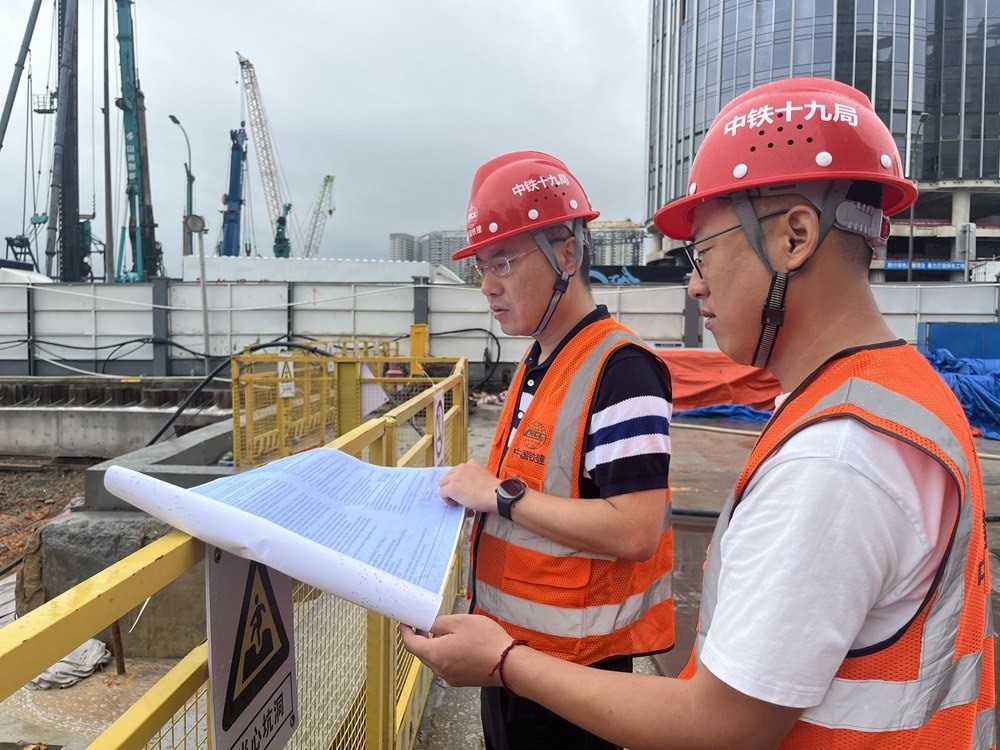 2024年4月26日，深圳市五一勞動(dòng)獎(jiǎng)?wù)芦@得者、中鐵十九局軌道公司項(xiàng)目副經(jīng)理夏荔（左）在穗莞深城際鐵路前皇段皇崗口岸站建設(shè)現(xiàn)場(chǎng)忙碌。新華社發(fā)