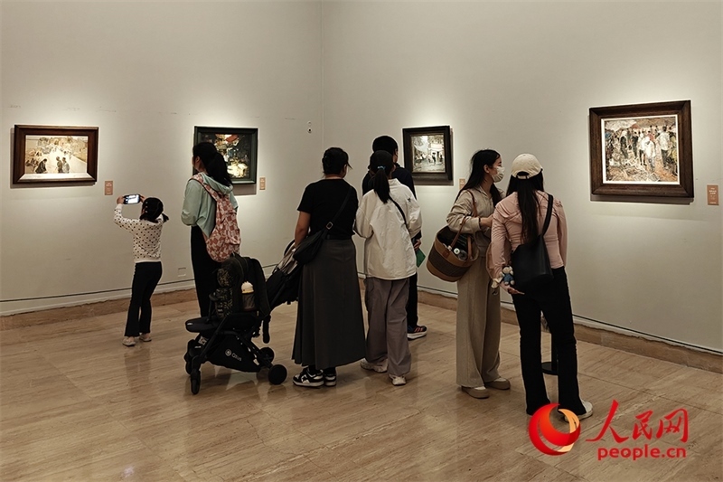 “五一”假期，游客在中國美術(shù)館參觀“大美勞動者——中國美術(shù)館藏勞動題材美術(shù)作品展（第二期）”。人民網(wǎng)記者 韋衍行攝