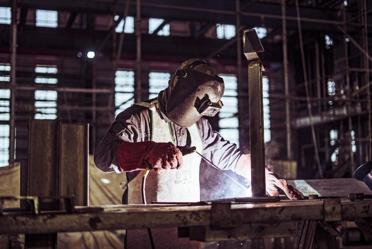 工人在沙特國王港項目現(xiàn)場進(jìn)行焊接操作。山東電建供圖