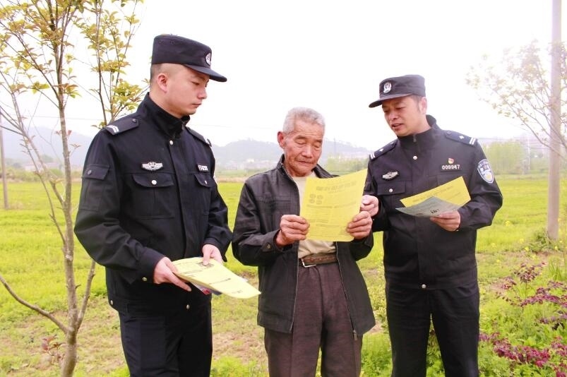 向村民宣傳反詐知識(shí)。