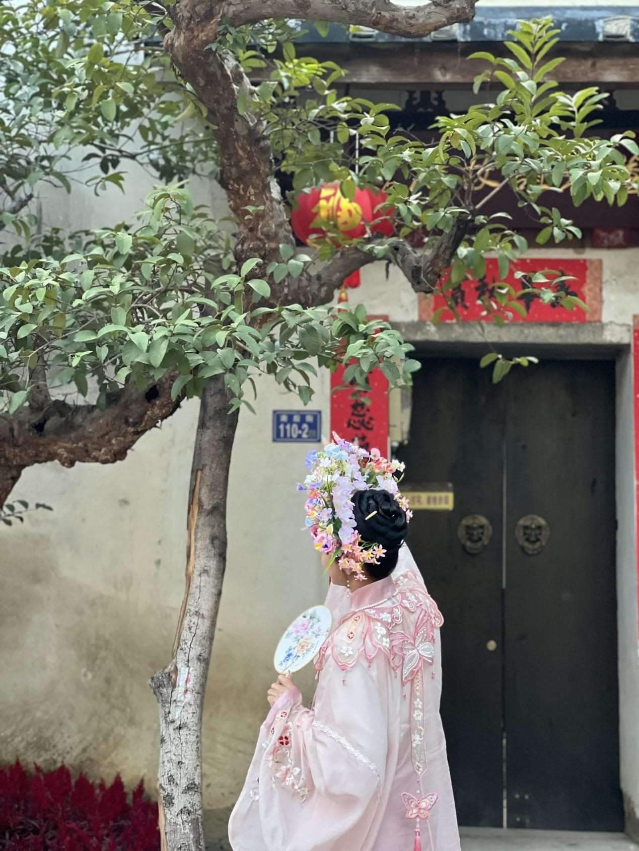 福建泉州，頭戴簪花的游客正拍照留念。人民網(wǎng) 歐陽易佳攝