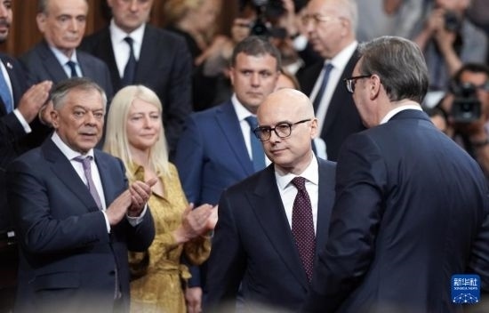  5月2日，在塞爾維亞貝爾格萊德，新一任政府總理武切維奇（中）出席就職儀式。新華社發(fā)（普雷德拉格·米洛薩夫列維奇攝）