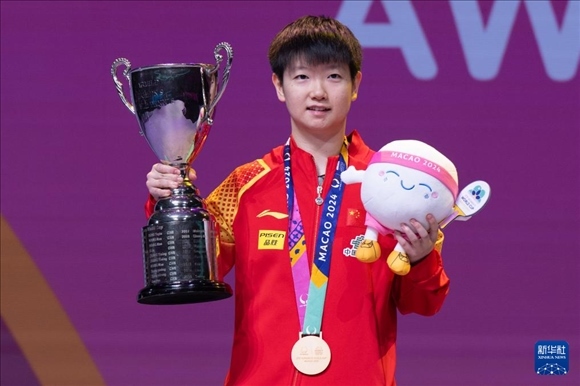 2024年4月21日，在2024年澳門國(guó)際乒聯(lián)女子世界杯決賽中，孫穎莎奪得冠軍。圖為孫穎莎在頒獎(jiǎng)臺(tái)上。新華社記者 張金加 攝