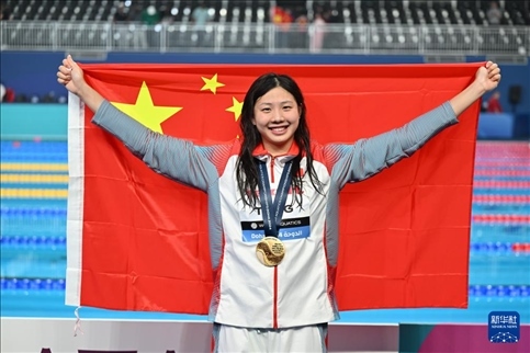 2024年2月13日，2024年世界游泳錦標(biāo)賽游泳項(xiàng)目女子100米蛙泳決賽在卡塔爾多哈舉行。圖為冠軍中國(guó)選手唐錢婷在頒獎(jiǎng)儀式后慶祝。新華社記者 薛宇舸 攝