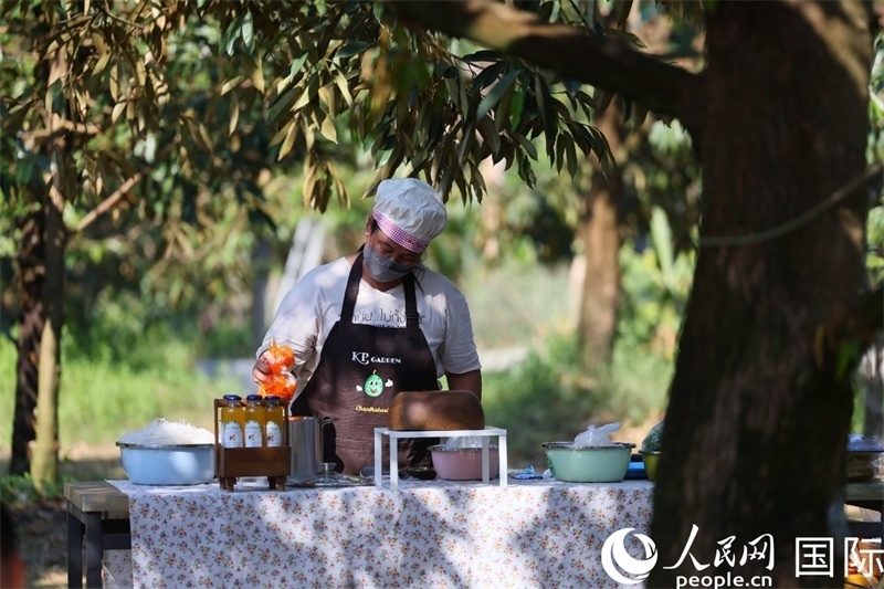 工作人員正在準(zhǔn)備特色果汁。人民網(wǎng)記者 白元琪攝