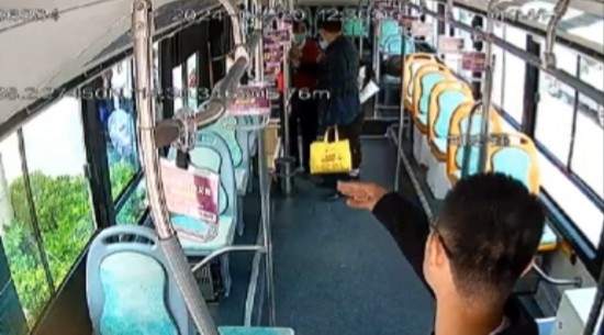 公交車上他一聲大吼！魏杰，好樣的！