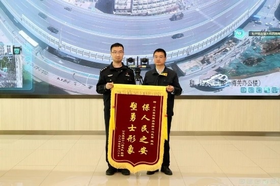 公交車上他一聲大吼！魏杰，好樣的！