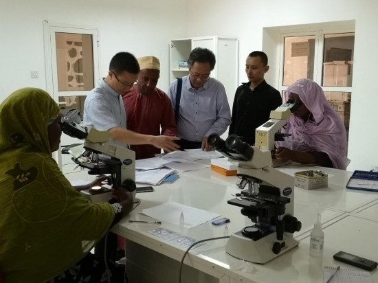 廣州中醫(yī)藥大學(xué)青蒿抗瘧援外醫(yī)療隊(duì)考察科摩羅國(guó)家瘧疾防治中心實(shí)驗(yàn)室。