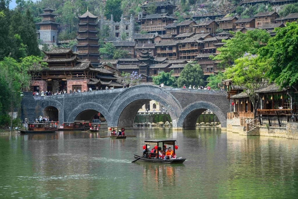 5月4日，游客乘船在貴州省黔西南布依族苗族自治州興義市峰林布依景區(qū)游覽。新華社發(fā)（劉朝富攝）