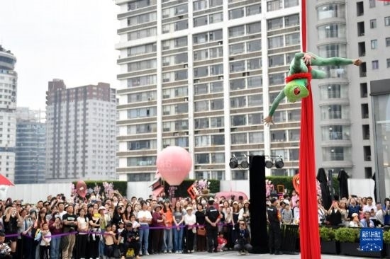 5月7日，演員在長沙國金中心表演木偶劇。新華社記者 陳振海 攝