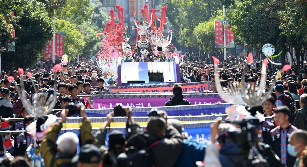 在貴州雷山縣縣城，苗族群眾身著盛裝，載歌載舞參加苗年和鼓藏節(jié)的巡游活動（2023年11月16日攝）。新華社記者 楊楹 攝