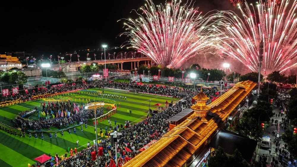 在貴州省榕江縣舉行的2024全國“村晚”示范展示活動暨貴州“村超村晚”活動中，音樂煙花秀精彩上演（2024年2月3日攝，無人機(jī)照片）。新華社記者 劉續(xù) 攝