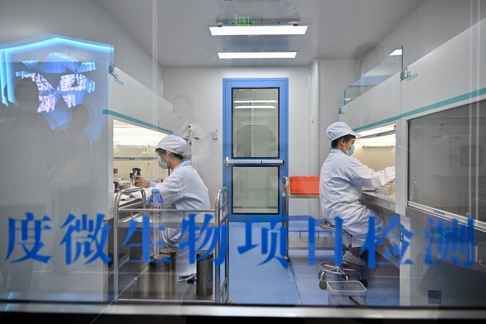 2024年5月8日，福建長(zhǎng)富乳品有限公司工作人員在對(duì)乳品進(jìn)行微生物項(xiàng)目檢測(cè)。新華社記者 姜克紅 攝