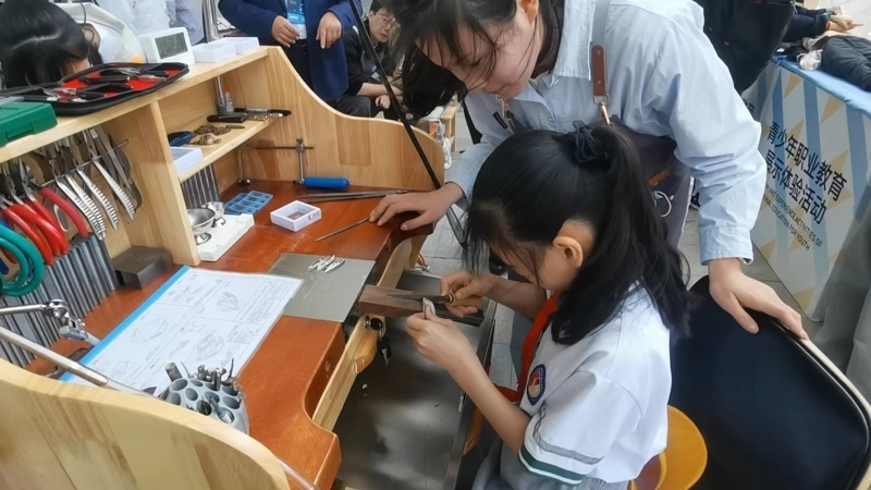 中小學(xué)生在現(xiàn)場進行職業(yè)教育體驗 人民網(wǎng)記者 崔競文攝