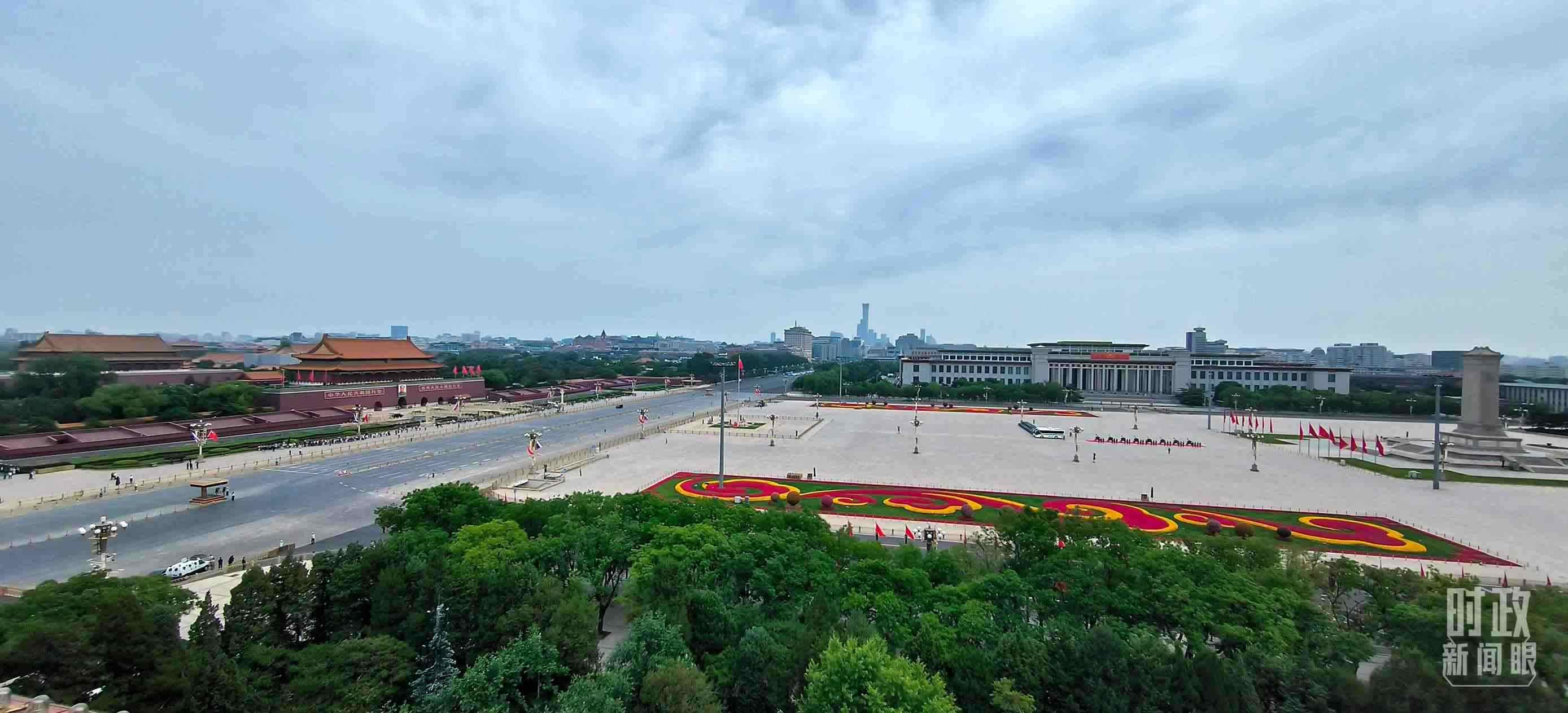 △北京長安街兩側(cè)懸掛中俄兩國國旗。（總臺央視記者范凱拍攝）