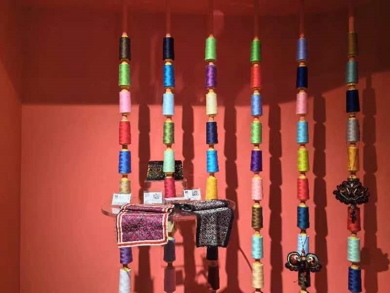 貴州省民族博物館內(nèi)展示的色彩斑斕的苗繡原材料及繡片（2024年4月27日攝）。新華社記者 楊欣 攝