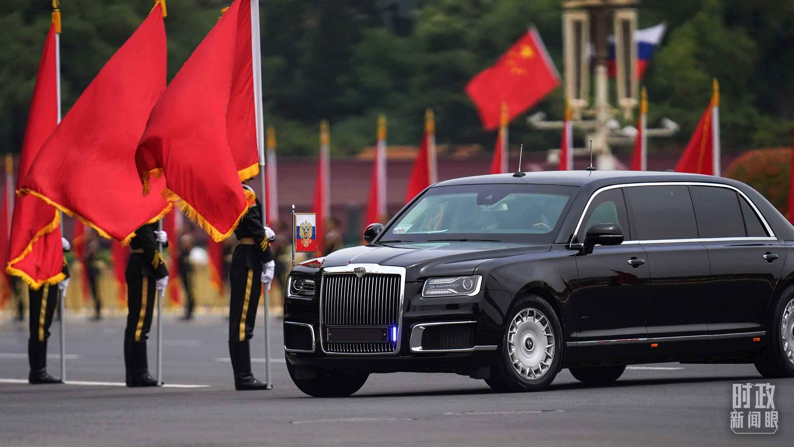 △普京總統(tǒng)乘車抵達(dá)歡迎儀式現(xiàn)場。（總臺國廣記者李晉拍攝）