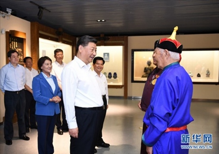 2019年7月15日，習(xí)近平總書記在赤峰博物館同古典民族史詩《格薩（斯）爾》非物質(zhì)文化遺產(chǎn)傳承人親切交談。