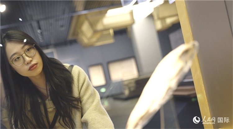 尹怡然在殷墟博物館新館參觀。人民網(wǎng)記者 劉寧攝