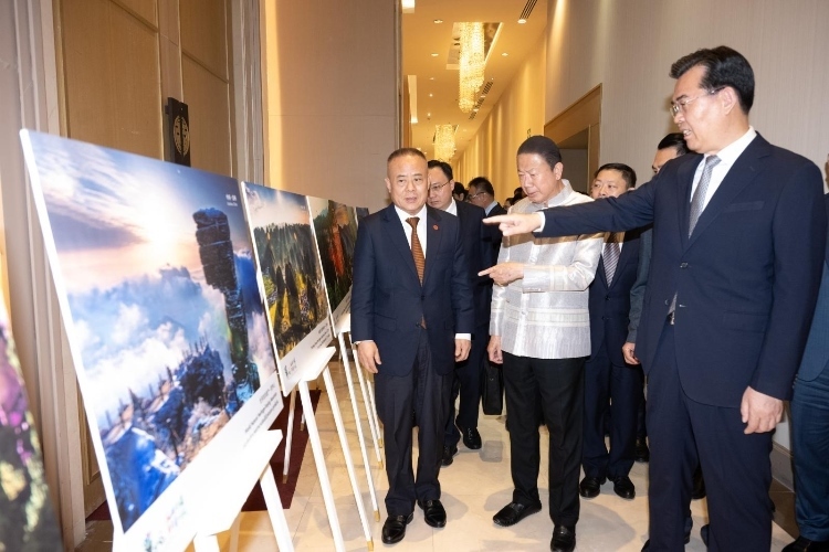 貴州省長李炳軍（右一）向泰方介紹貴州旅游資源。泰國中華總商會供圖