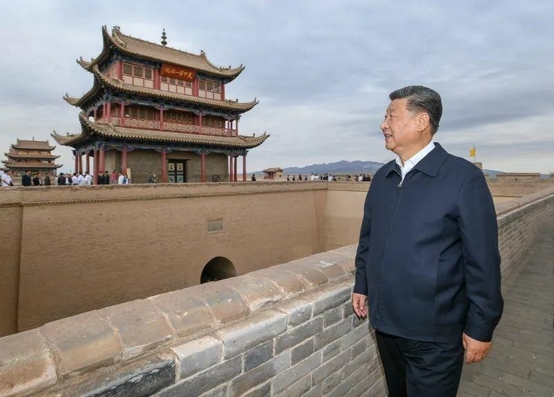 △2019年8月20日，習(xí)近平總書記來到嘉峪關(guān)關(guān)城，登上城樓察看關(guān)城整體面貌，聽取河西走廊長城、關(guān)隘歷史文化情況介紹。