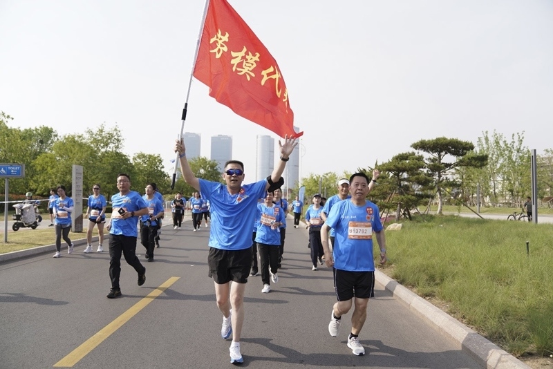 勞模工匠、產(chǎn)業(yè)工人、新就業(yè)形態(tài)勞動者等群體引領(lǐng)特色方陣領(lǐng)先跑
