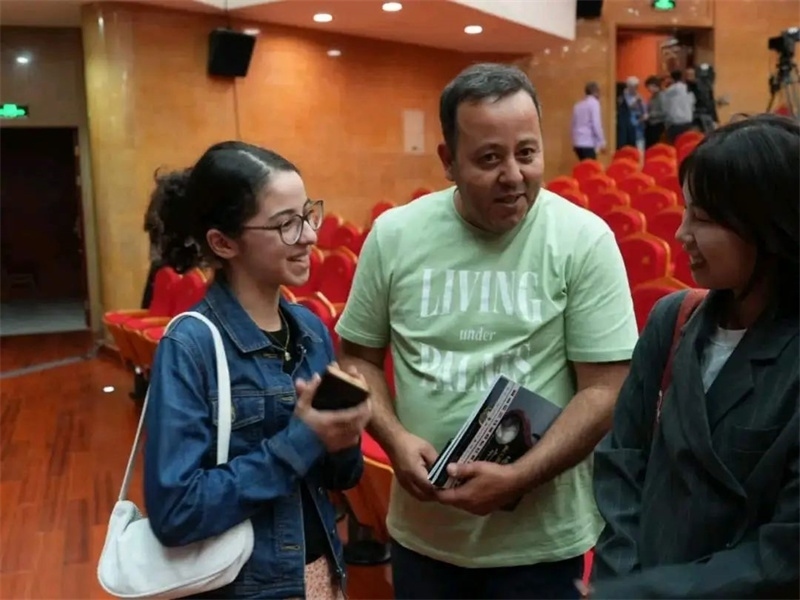 阿爾及利亞市民拉納·艾薩尼和她父親現(xiàn)場聆聽中阿交響樂演出 。蘇州交響樂團(tuán)供圖