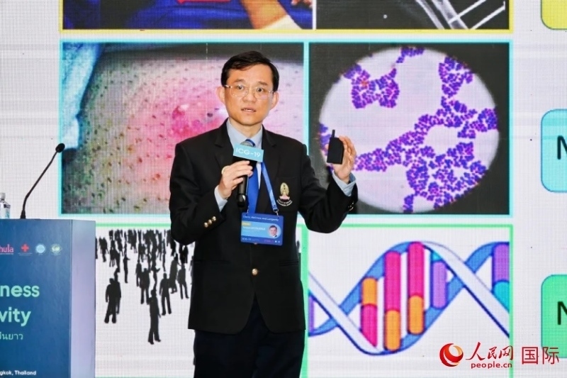中國科學(xué)院院士、華大集團(tuán)聯(lián)合創(chuàng)始人楊煥明發(fā)表主旨演講（人民網(wǎng)記者白元琪攝） 朱拉隆功大學(xué)醫(yī)學(xué)院副院長沃拉蘇克·肖特勒蘇克發(fā)表主旨演講（舉辦方供圖）