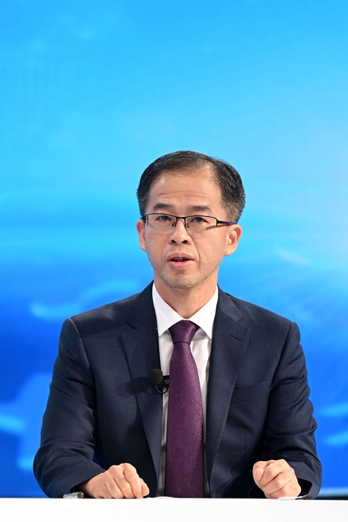 商務(wù)部政研室副主任丁維順在“中國(guó)經(jīng)濟(jì)圓桌會(huì)”錄制現(xiàn)場(chǎng)交流發(fā)言。新華社記者 金良快 攝