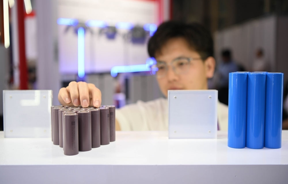 這是一家企業(yè)在第135屆廣交會(huì)上展出的鋰電池產(chǎn)品（2024年4月15日攝）。新華社記者 鄧華 攝