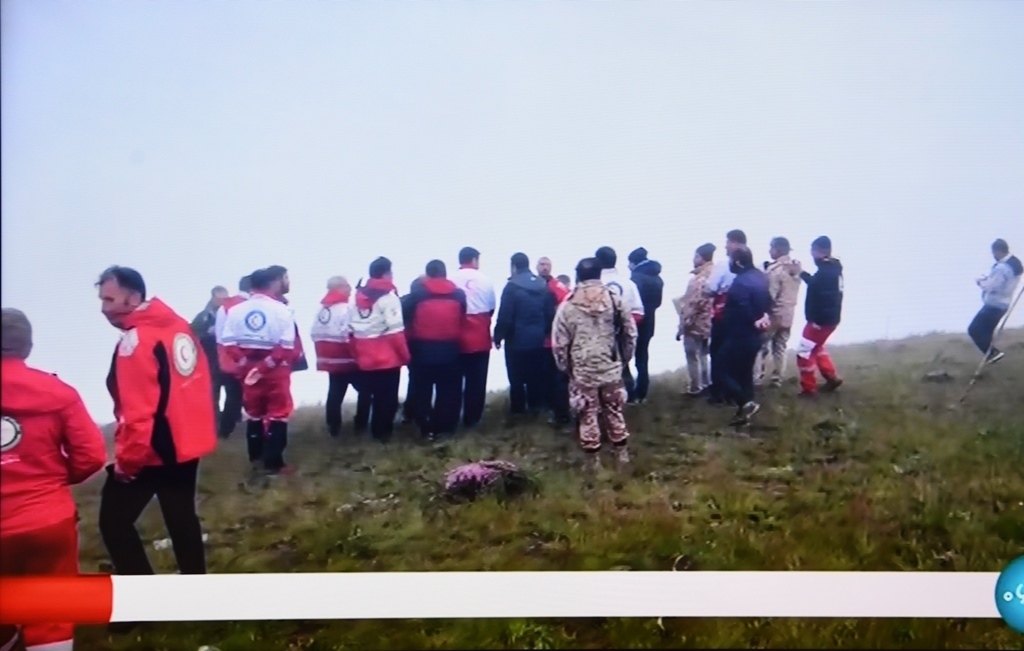 據(jù)伊朗邁赫爾通訊社5月20日?qǐng)?bào)道，伊朗總統(tǒng)萊希在直升機(jī)事故中遇難。這是5月20日拍攝的伊朗國(guó)家電視臺(tái)播放的救援人員抵達(dá)事故現(xiàn)場(chǎng)的畫面。 新華社記者 沙達(dá)提 攝