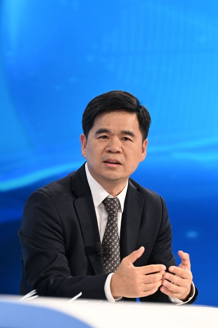 工業(yè)和信息化部運(yùn)行監(jiān)測(cè)協(xié)調(diào)局副局長(zhǎng)何海林在“中國(guó)經(jīng)濟(jì)圓桌會(huì)”錄制現(xiàn)場(chǎng)交流發(fā)言。新華社記者 金良快 攝