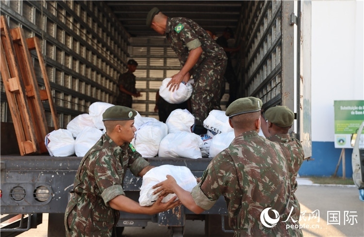 里約加利昂空軍基地，軍人在將捐贈(zèng)物資裝車。人民網(wǎng)記者 時(shí)元皓攝