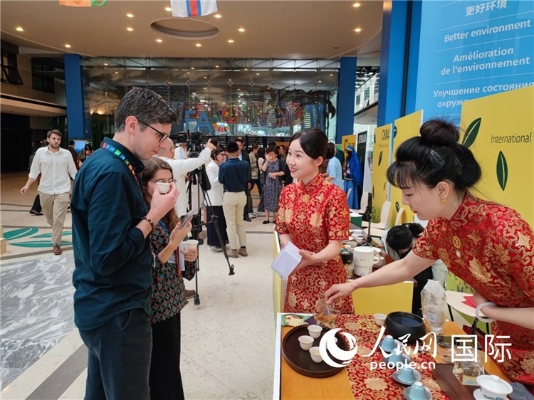 與會(huì)嘉賓在中國(guó)展臺(tái)品茶。 人民網(wǎng)記者 謝亞宏攝