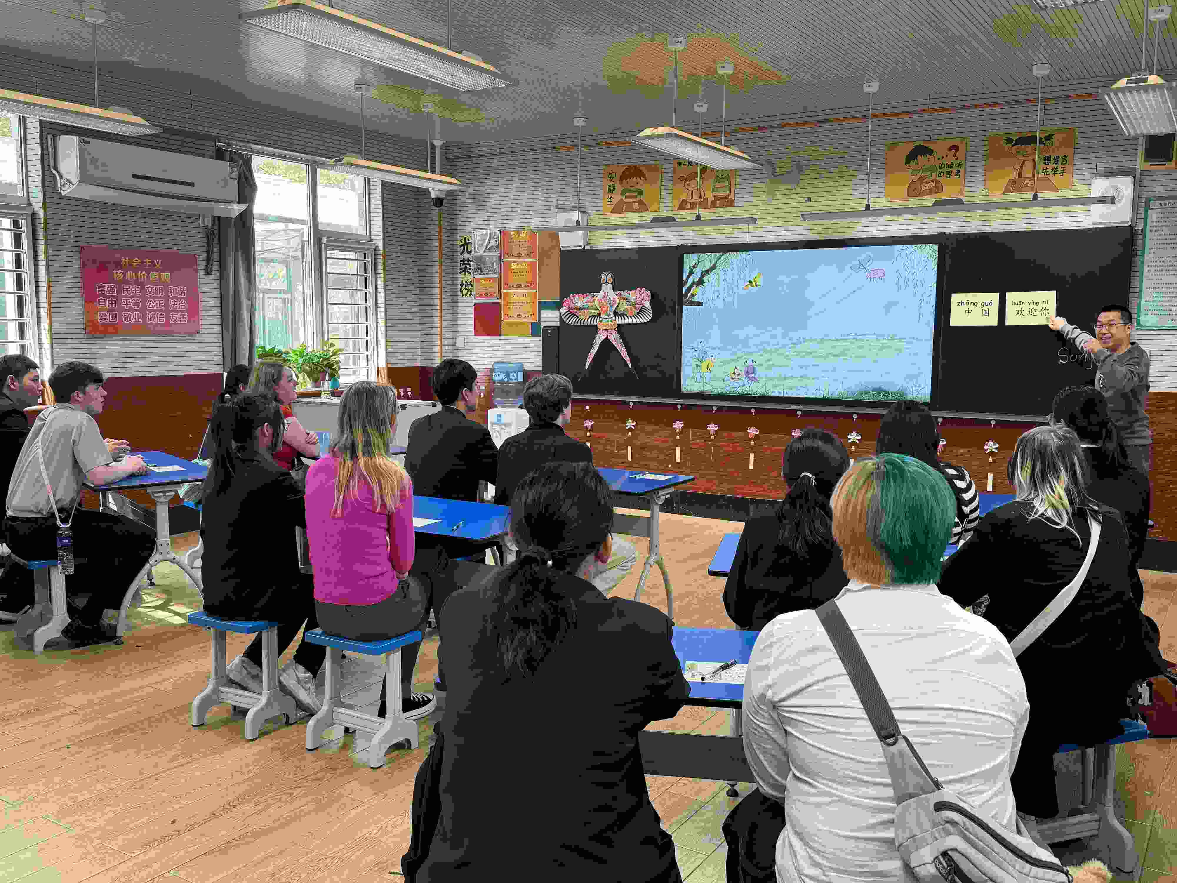 2024年4月20日，美國艾奧瓦州馬斯卡廷高中“友誼傳承”研學團來到石家莊外國語學校，中美學生同上一節(jié)中文課。