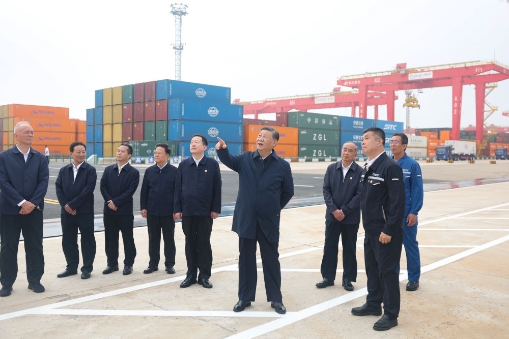 5月22日下午，習(xí)近平總書記在山東省日照市考察調(diào)研。他來(lái)到日照港，了解當(dāng)?shù)赝七M(jìn)港口智慧化綠色化建設(shè)、擴(kuò)大對(duì)外開(kāi)放等情況。