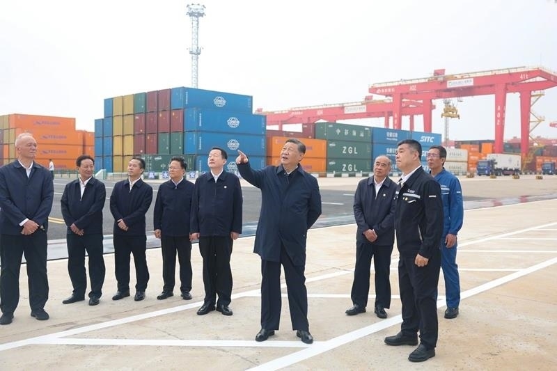 5月22日，在山東日照考察調(diào)研的習近平總書記來到日照港了解當?shù)赝七M港口智慧化綠色化建設、擴大對外開放等情況。