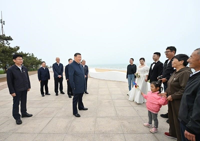 5月22日，在山東日照考察調(diào)研的習近平總書記來到陽光海岸綠道，同市民游客親切交流。
