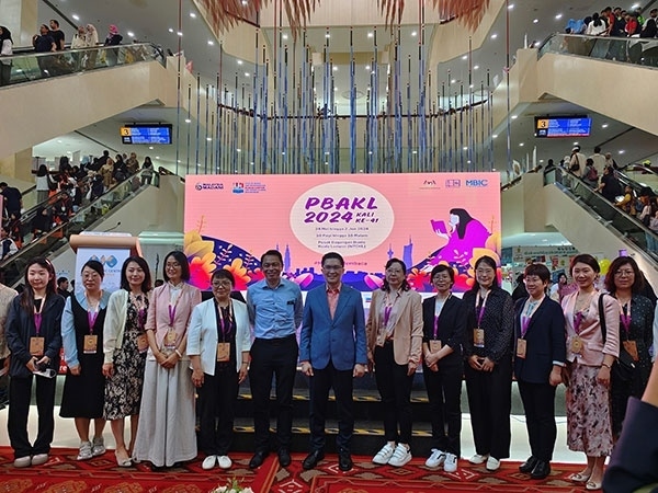 5月24日，在吉隆坡國(guó)際書(shū)展期間舉辦的中馬贈(zèng)書(shū)儀式。中國(guó)圖書(shū)進(jìn)出口（集團(tuán)）有限公司供圖