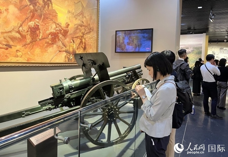 創(chuàng)價(jià)學(xué)會(huì)青年代表團(tuán)成員在中國(guó)人民抗日戰(zhàn)爭(zhēng)紀(jì)念館參觀。人民網(wǎng)記者 陳思攝