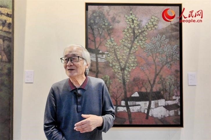 中央文史研究館書畫院院部委員、清華大學(xué)吳冠中藝術(shù)研究中心副主任王秦生正在接受人民網(wǎng)的采訪。人民網(wǎng)記者 劉微攝