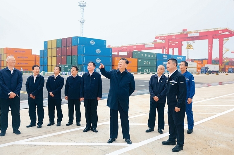 2024年5月22日至24日，中共中央總書(shū)記、國(guó)家主席、中央軍委主席習(xí)近平在山東考察。這是22日下午，習(xí)近平在日照港察看全自動(dòng)化集裝箱碼頭作業(yè)場(chǎng)景。 新華社記者 鞠鵬/攝