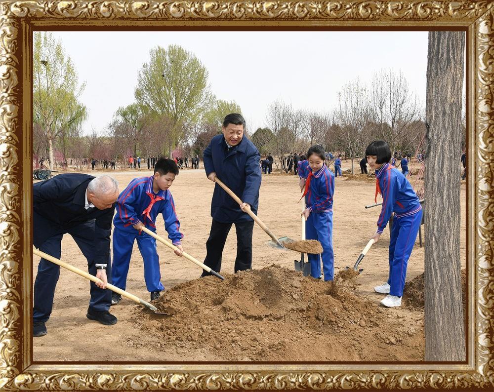 2019年4月8日，習(xí)近平總書記來到北京市通州區(qū)永順鎮(zhèn)的植樹點，同大家一起植樹。